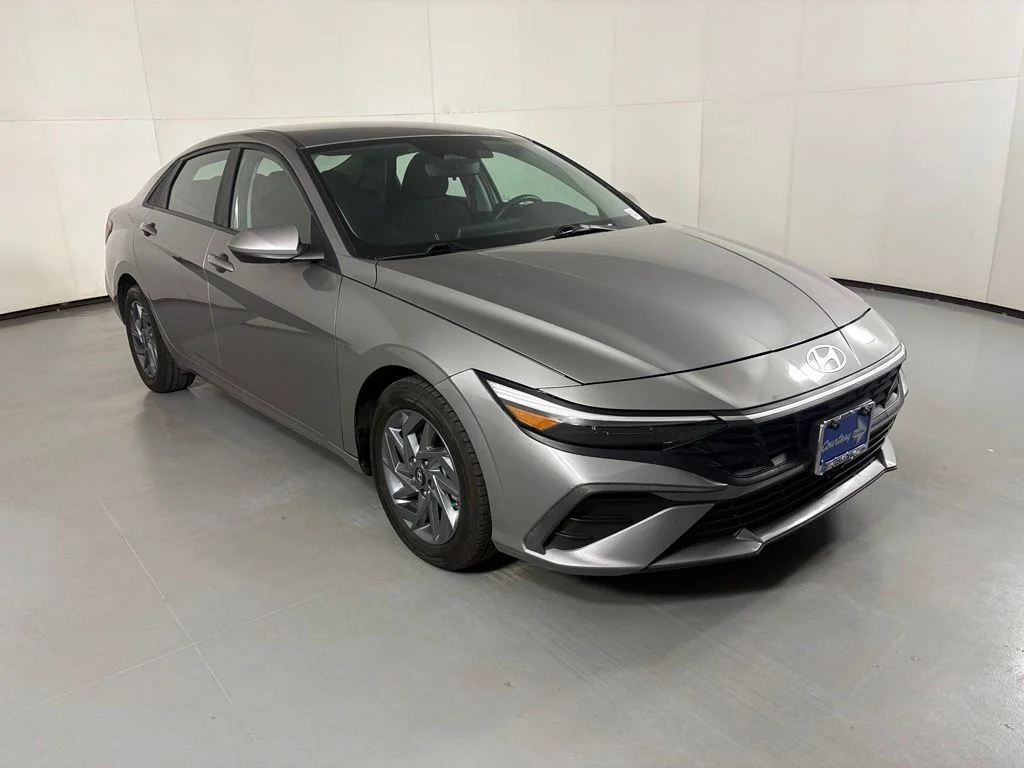 Used 2024 Silver Hyundai SEL image 2