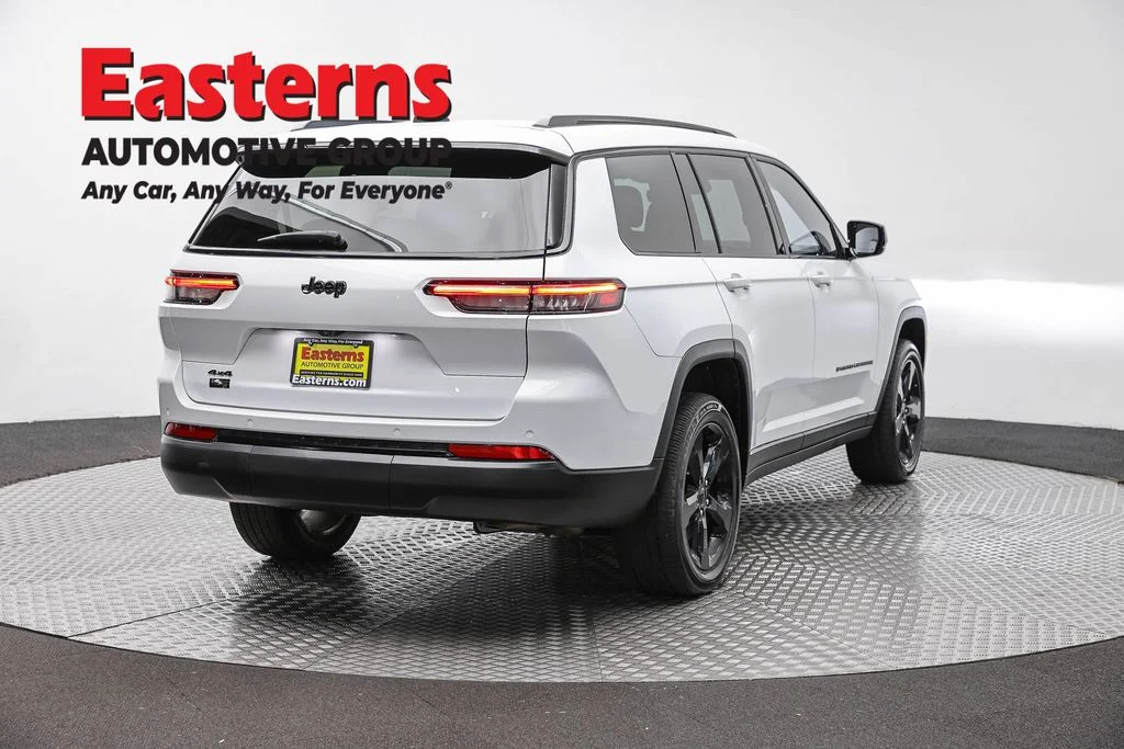 Used 2023 White Jeep Altitude image 5