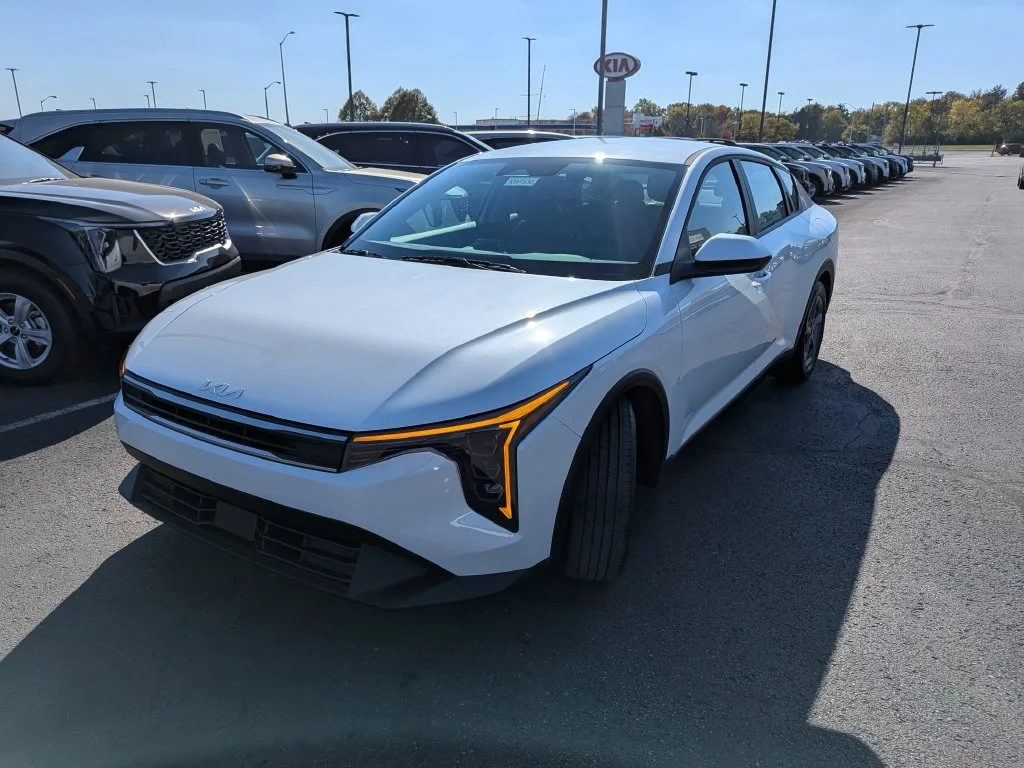 New 2027 Snow White Pearl Kia LXS image 30