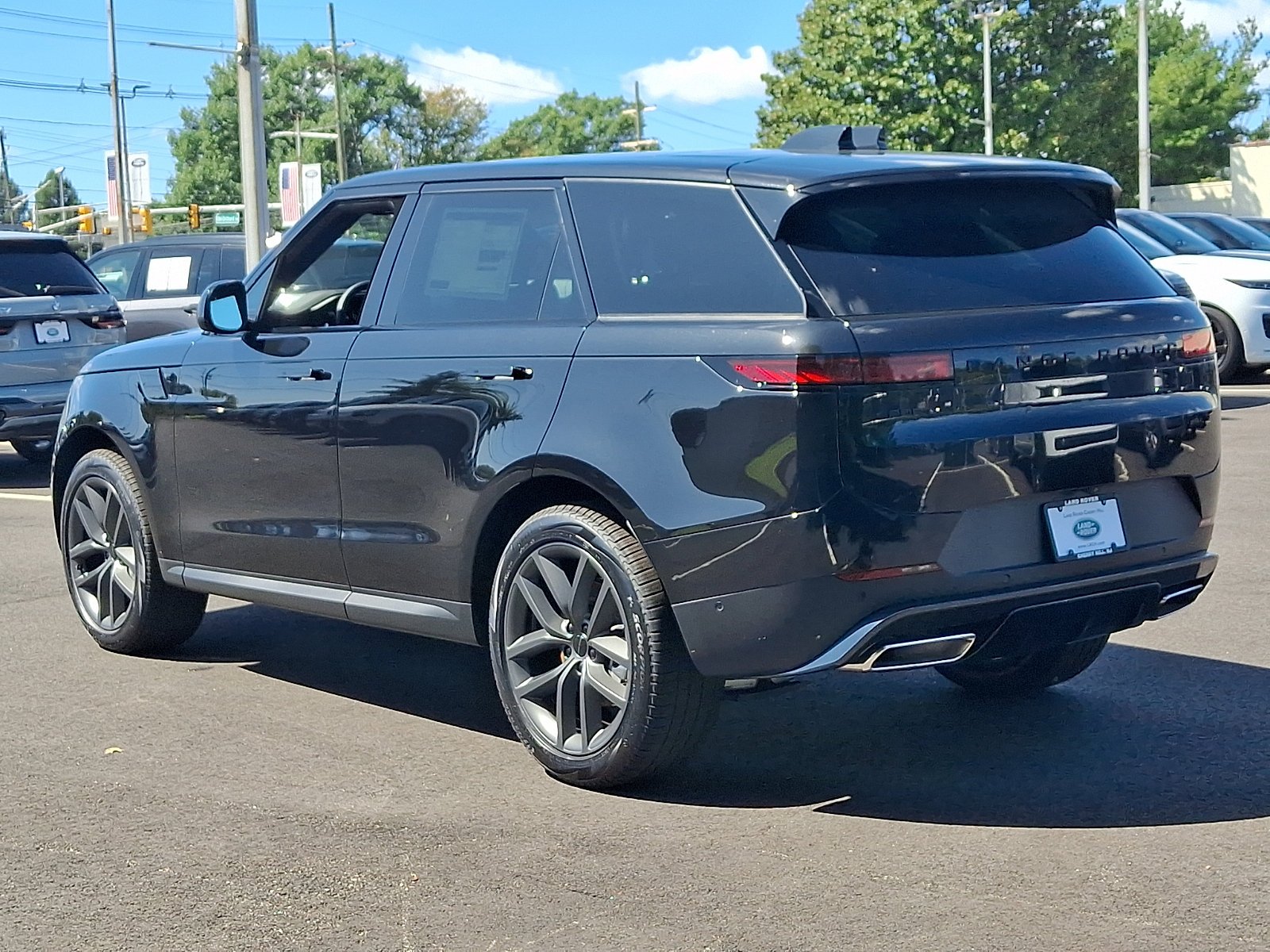 New 2027 Santorini Black Land Rover SE image 4