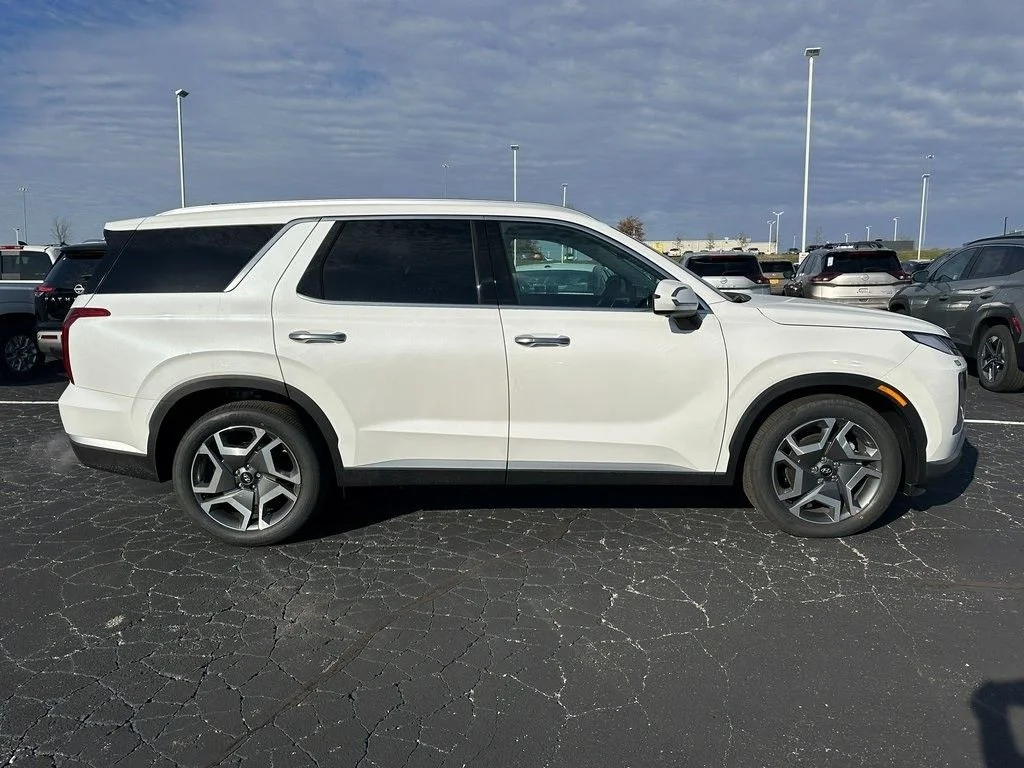 Used 2025 White Hyundai SEL Premium image 2