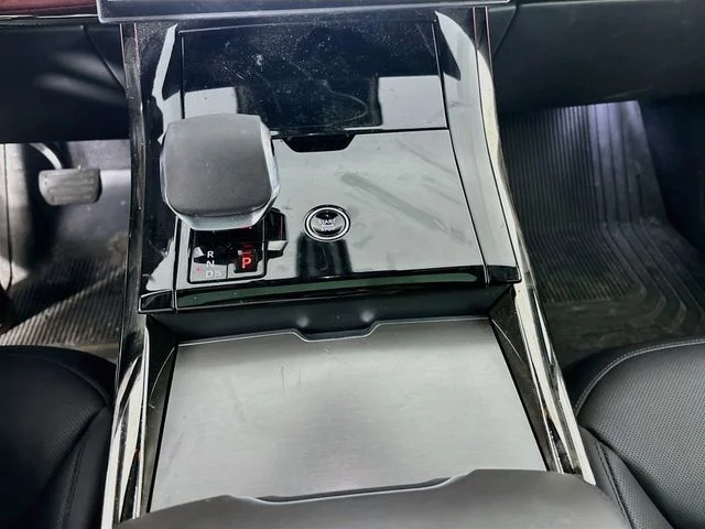 Used 2025 White Land Rover SE image 18