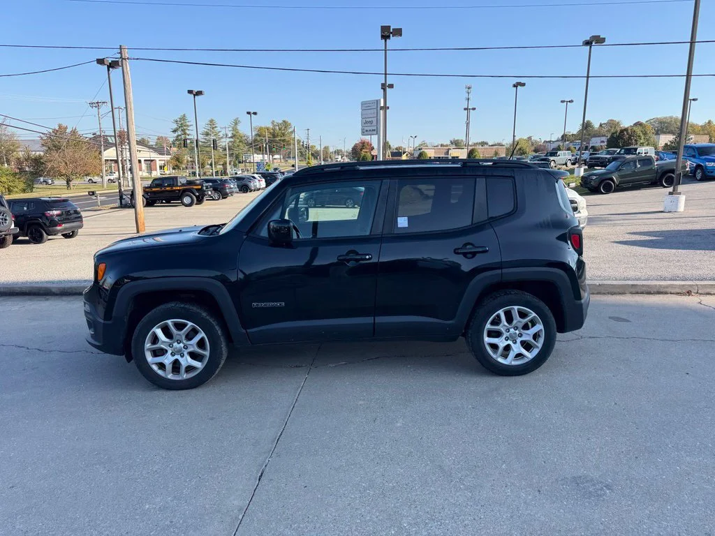 Used 2017 Black Jeep Latitude image 9