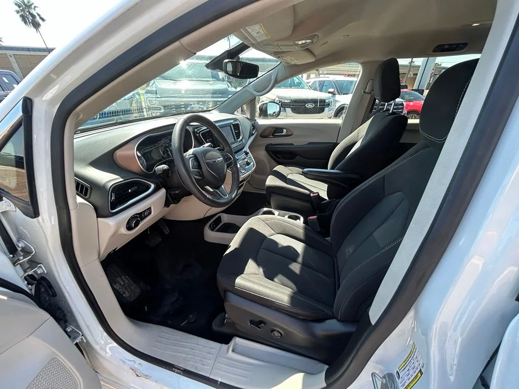 Used 2023 White Chrysler LX image 10