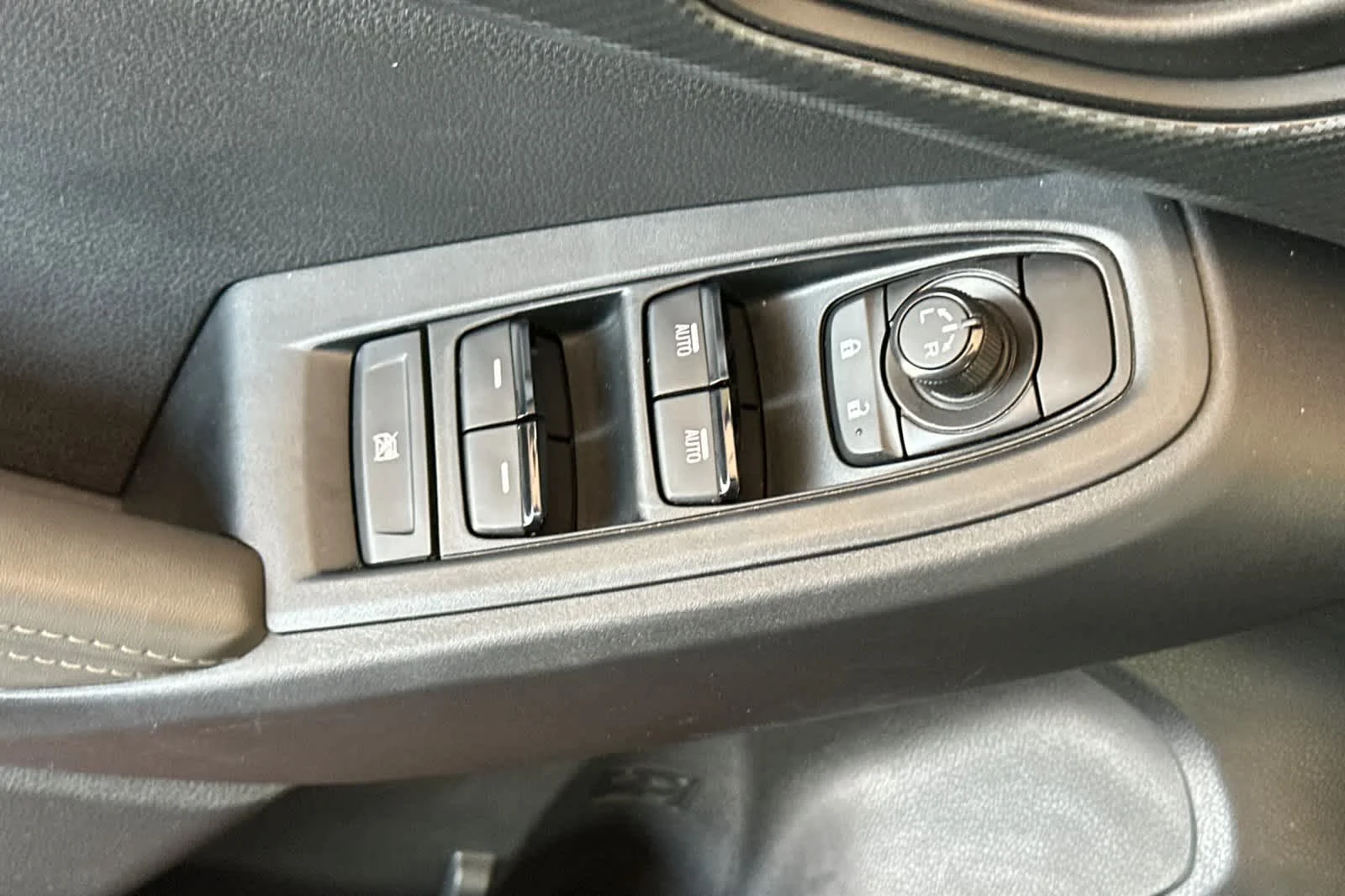 Certified Used 2025 Magnetite Gray Metallic/Crystal Black Silica Subaru Premium image 11