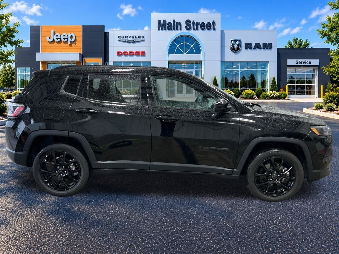 New 2026 Diamond Black Crystal Pearl-Coat Exterior Paint Jeep Latitude Altitude image 6