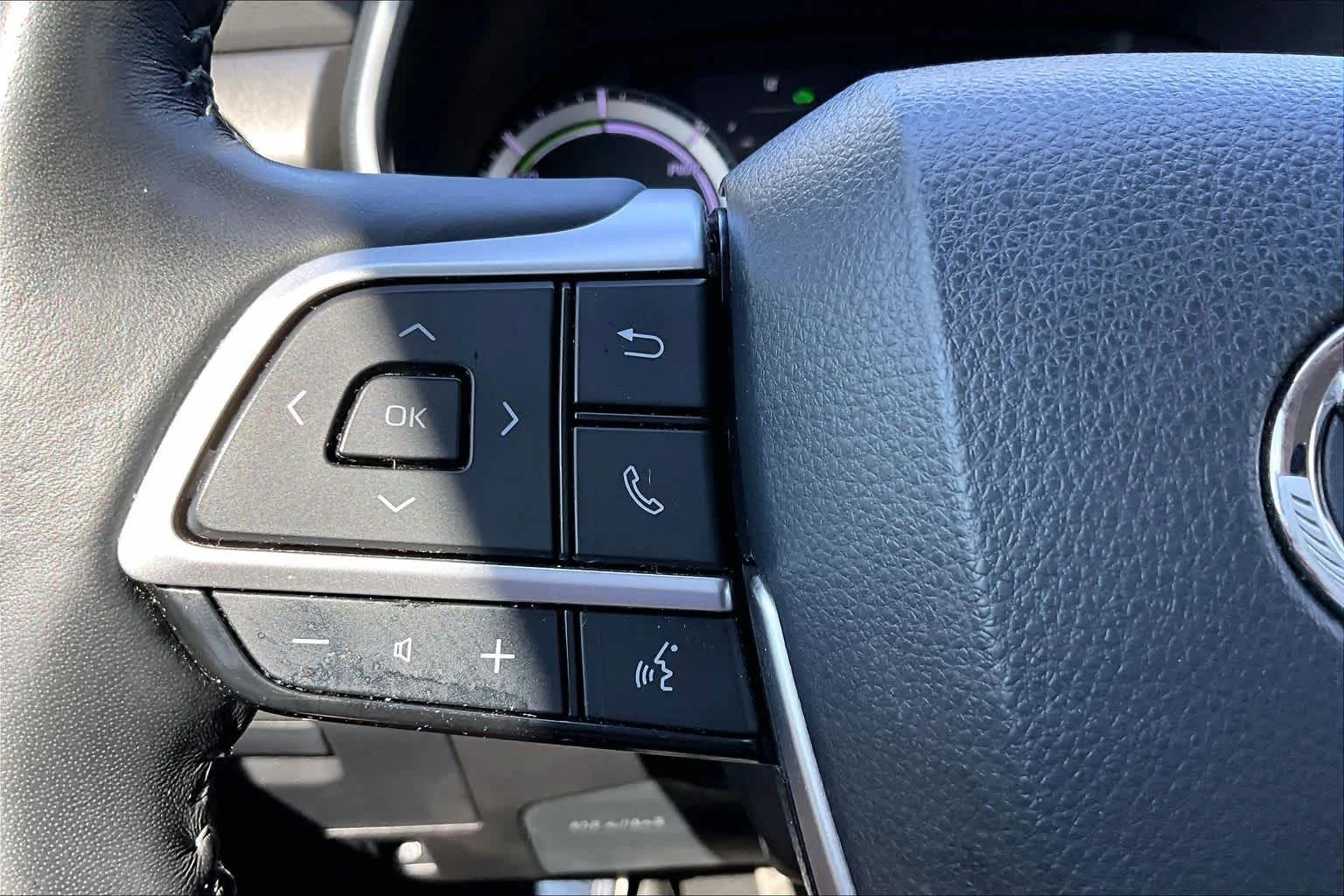 Used 2023 Wind Chill Pearl Toyota Hybrid XLE image 22