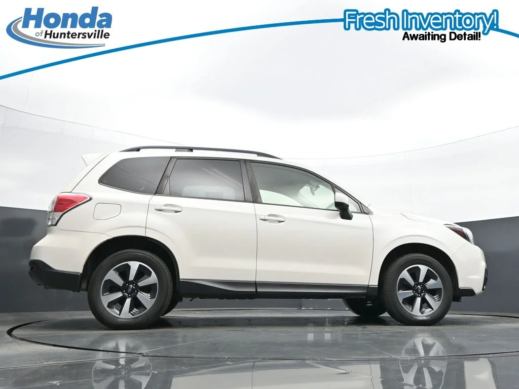 Used 2018 Crystal White Pearl Subaru 2.5i Premium image 34