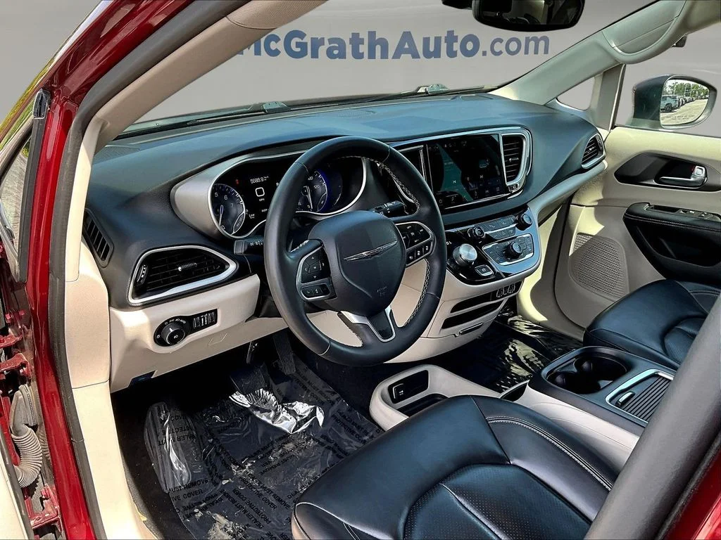 Used 2023 Red Chrysler Touring L image 18