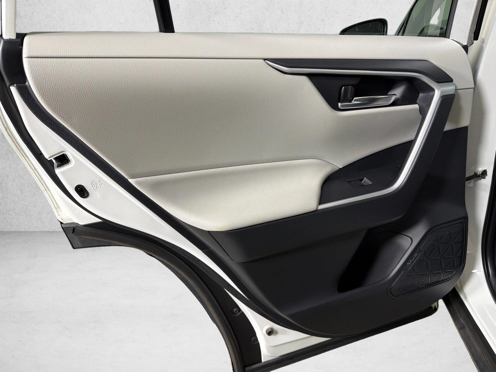 Used 2022  Toyota Hybrid XLE Premium image 23