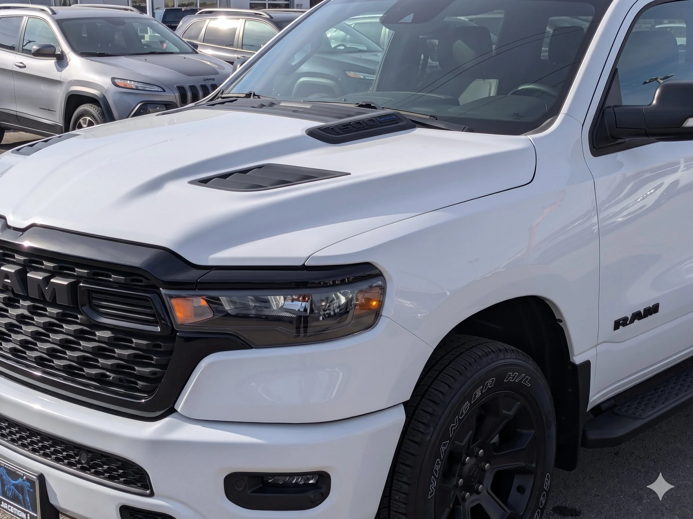 New 2026 White RAM Express - 3.6L Pentastar VVT V6 engine with eTorque - BLACK EXPRESS EDITION image 10