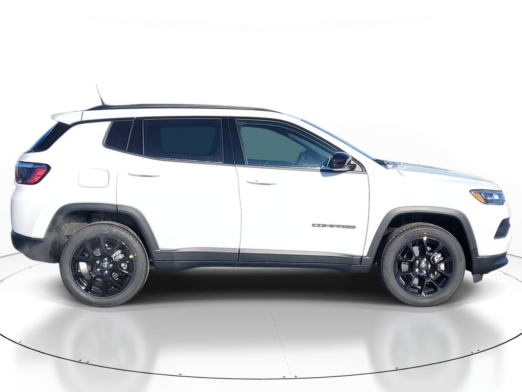 New 2026 Bright White Clearcoat Jeep Latitude image 4