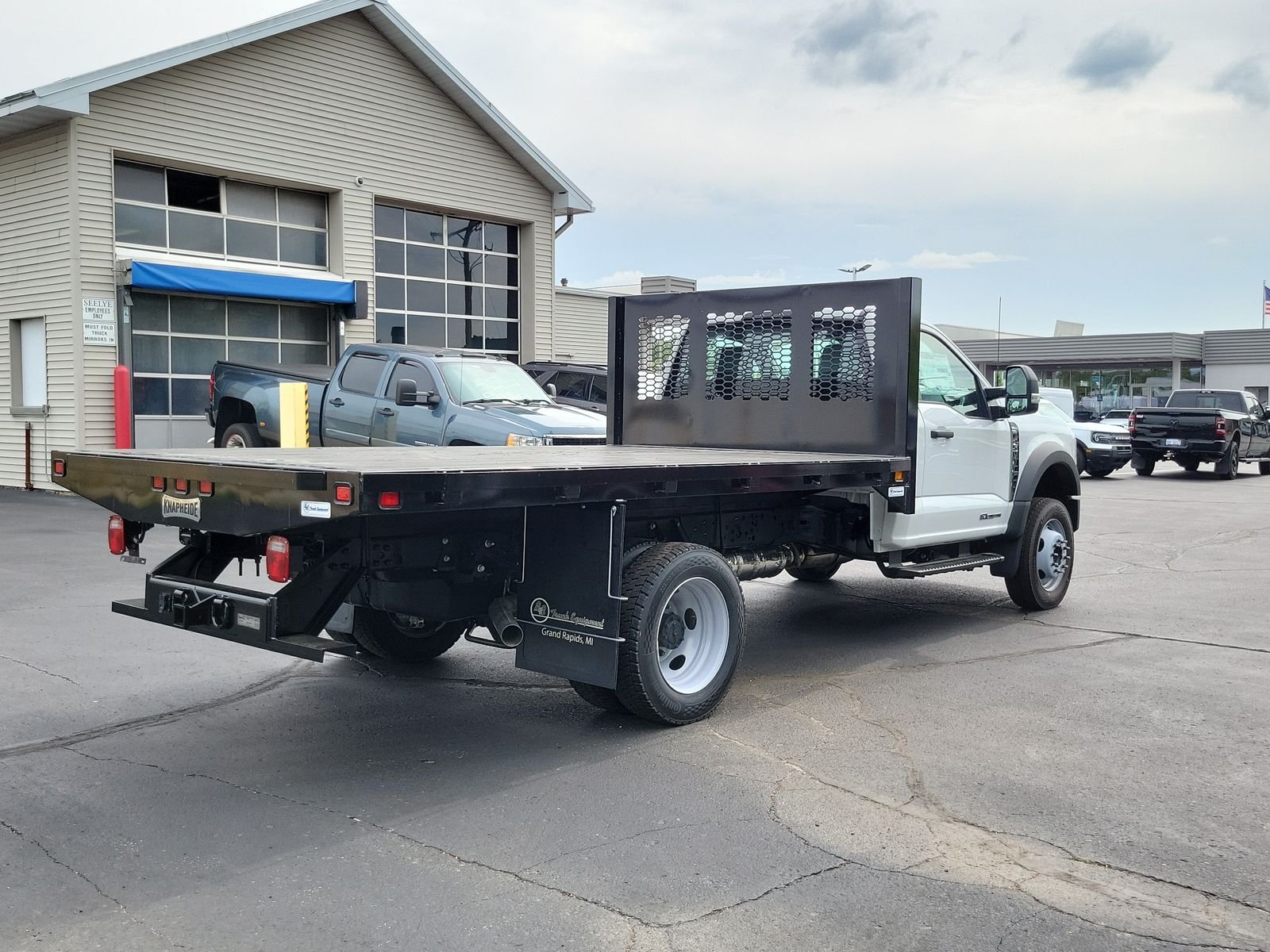 New 2026 Oxford White Ford F-450® XL image 33