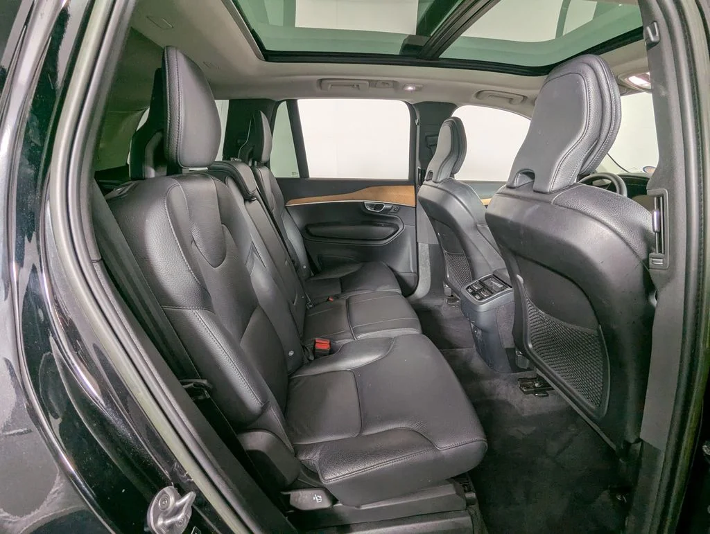 Used 2023 Black Volvo B6 Plus 7-Seater image 35
