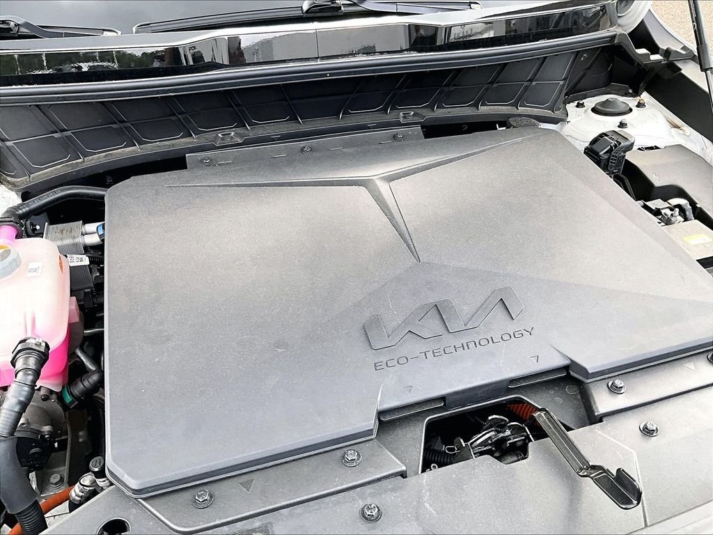 Used 2024 White Kia Wind image 28
