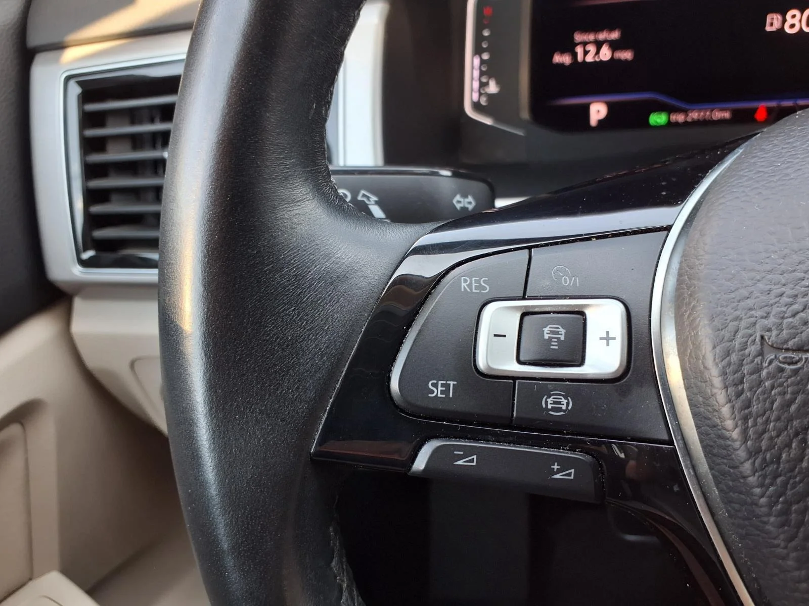 Used 2019 Deep Black Pearl Volkswagen 3.6L V6 SEL Premium image 16