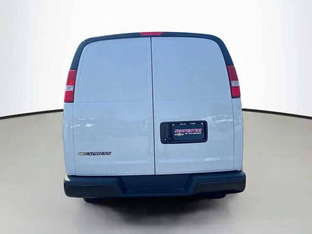New 2025 Summit White Chevrolet WT image 7