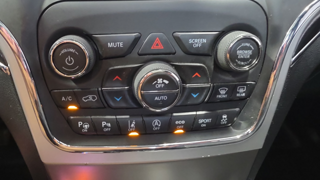Used 2018 Bright White Clearcoat Jeep Trailhawk image 18