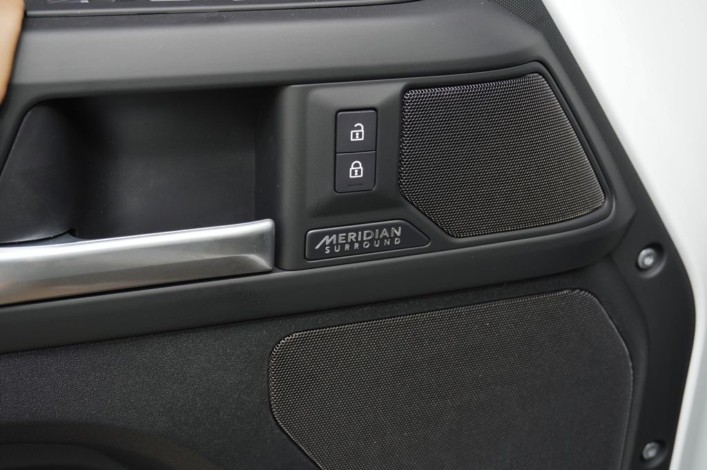 New 2026 Fuji White Land Rover X-Dynamic SE image 10
