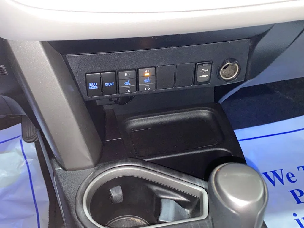 Used 2017 White Toyota Platinum image 23