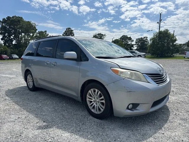 Used 2013 Silver Toyota XLE image 3