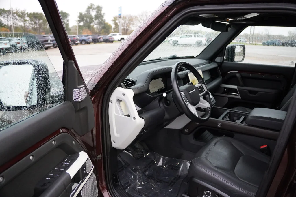 Used 2023  Land Rover SE image 15