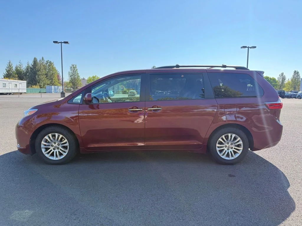 Used 2016 Salsa Red Pearl Toyota XLE image 4