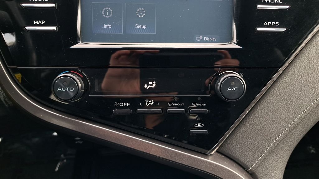 Used 2019 White Toyota SE image 21