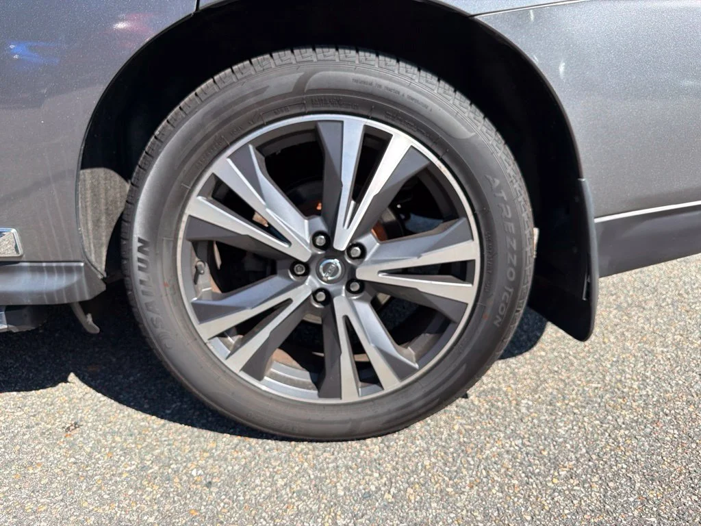 Used 2020 Gray Nissan Platinum image 27