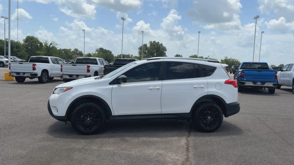 Used 2013 White Toyota LE image 5