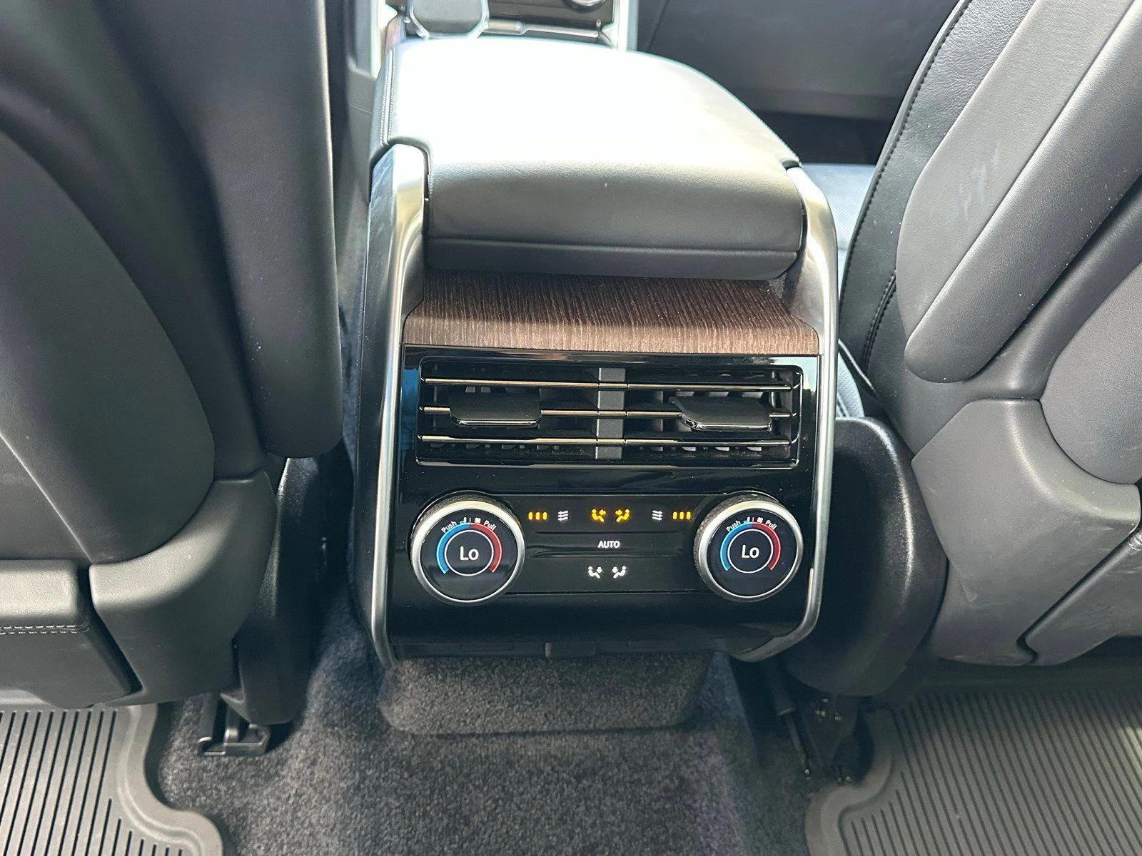 Used 2023  Land Rover SE image 17