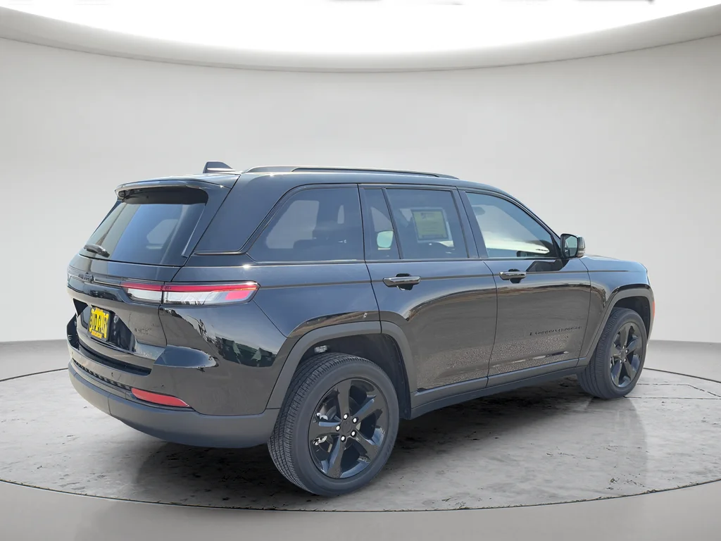 Used 2023 Black Jeep Altitude X image 4
