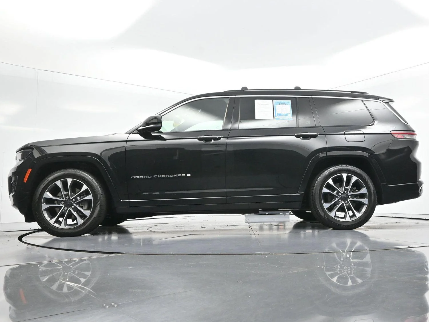 Used 2023 Diamond Black Crystal Pearlcoat Jeep Overland image 56