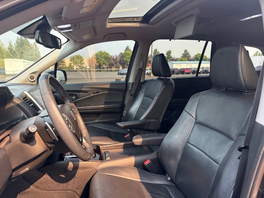 Used 2017 Crystal Black Pearl Honda Touring image 9