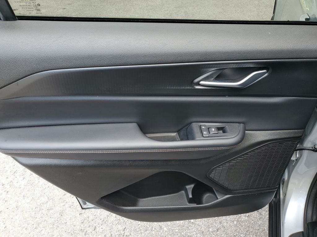 Used 2023 Silver Jeep Altitude image 10