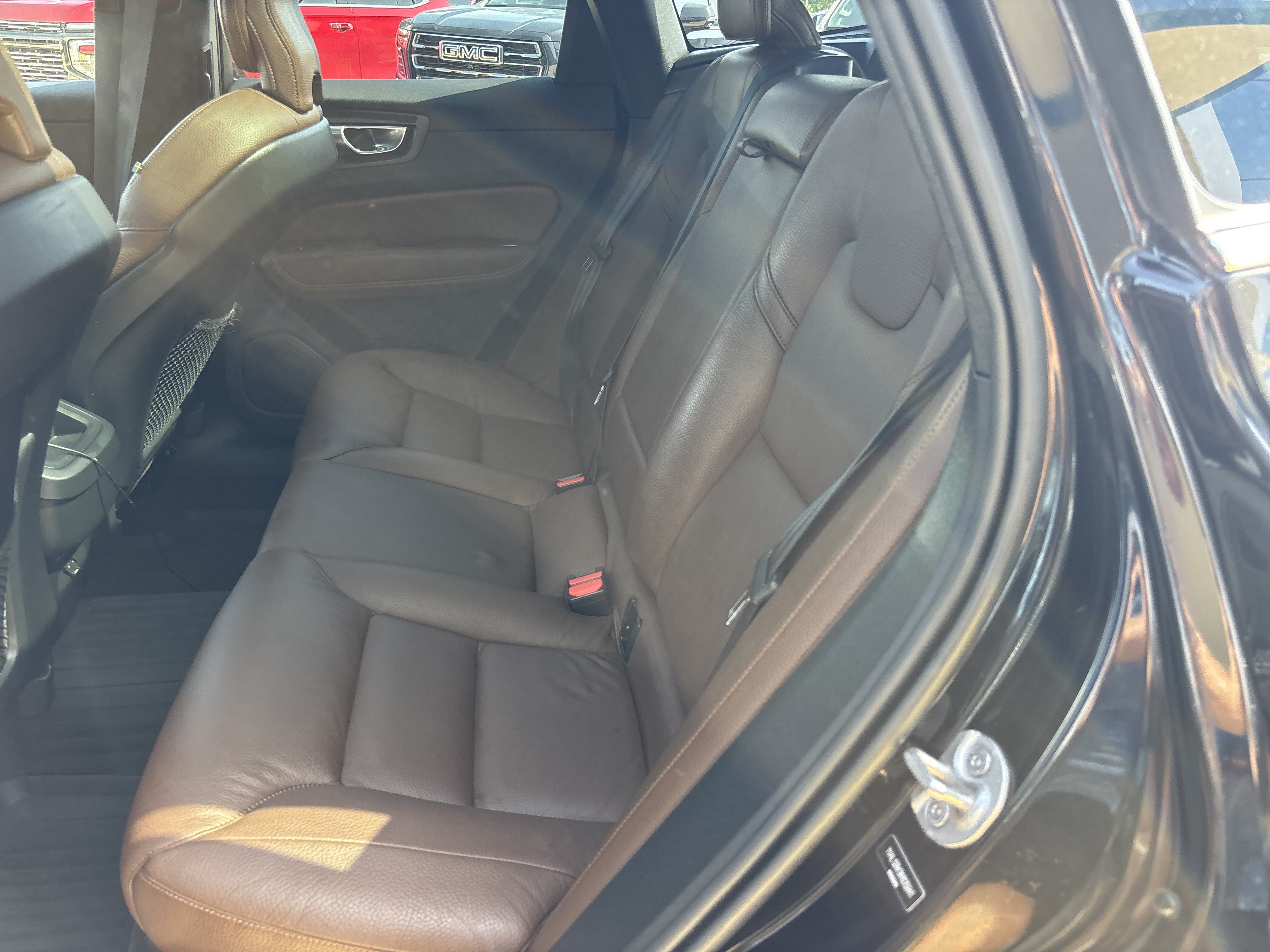 Used 2022 Onyx Black Metallic Volvo Momentum image 15