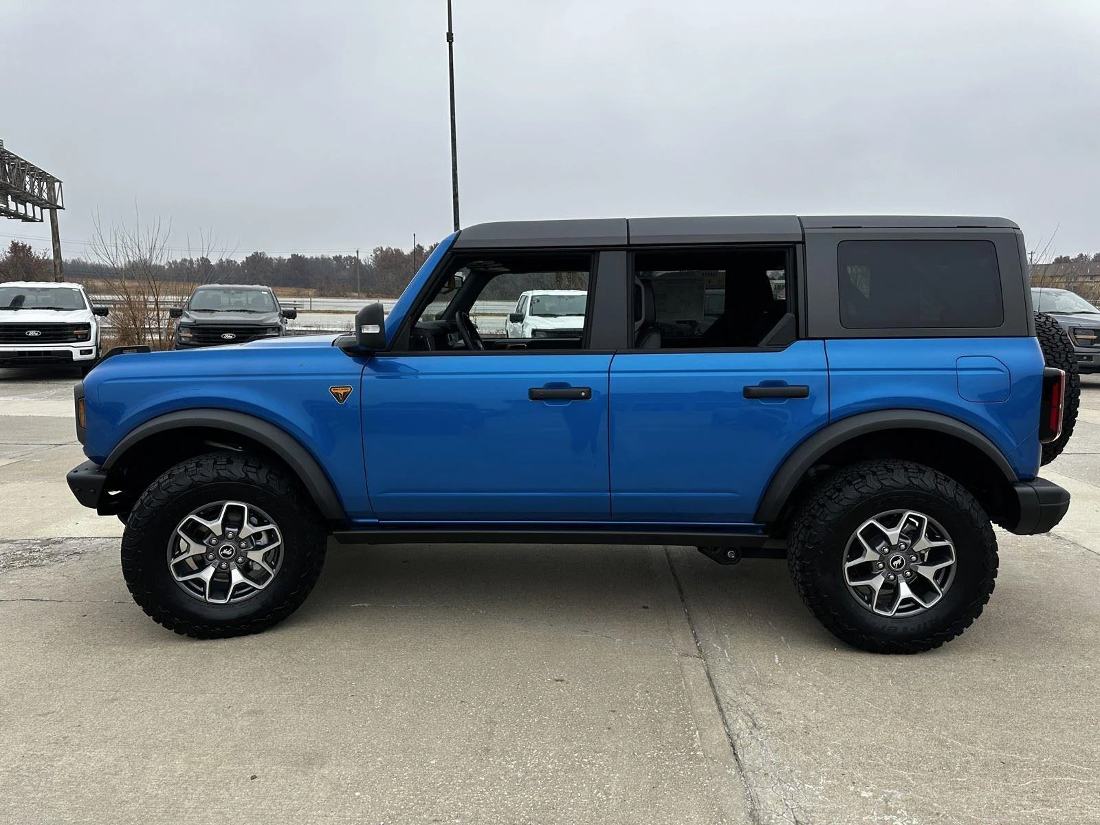 New 2025 Velocity Blue Metallic Ford Badlands® image 5