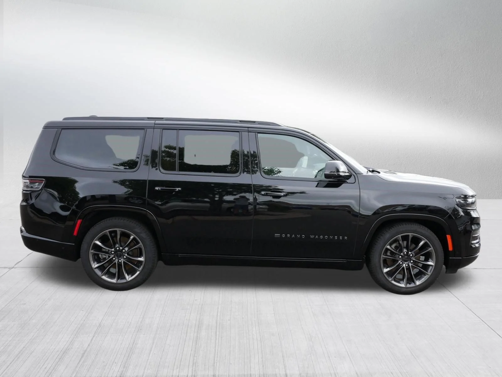 Used 2025 Diamond Black Crystal Pearlcoat Jeep Series III Obsidian image 8