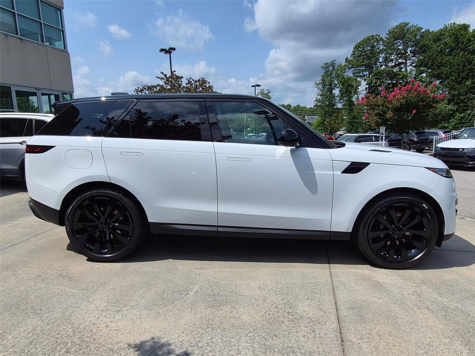 New 2026 Fuji White Land Rover SE image 4