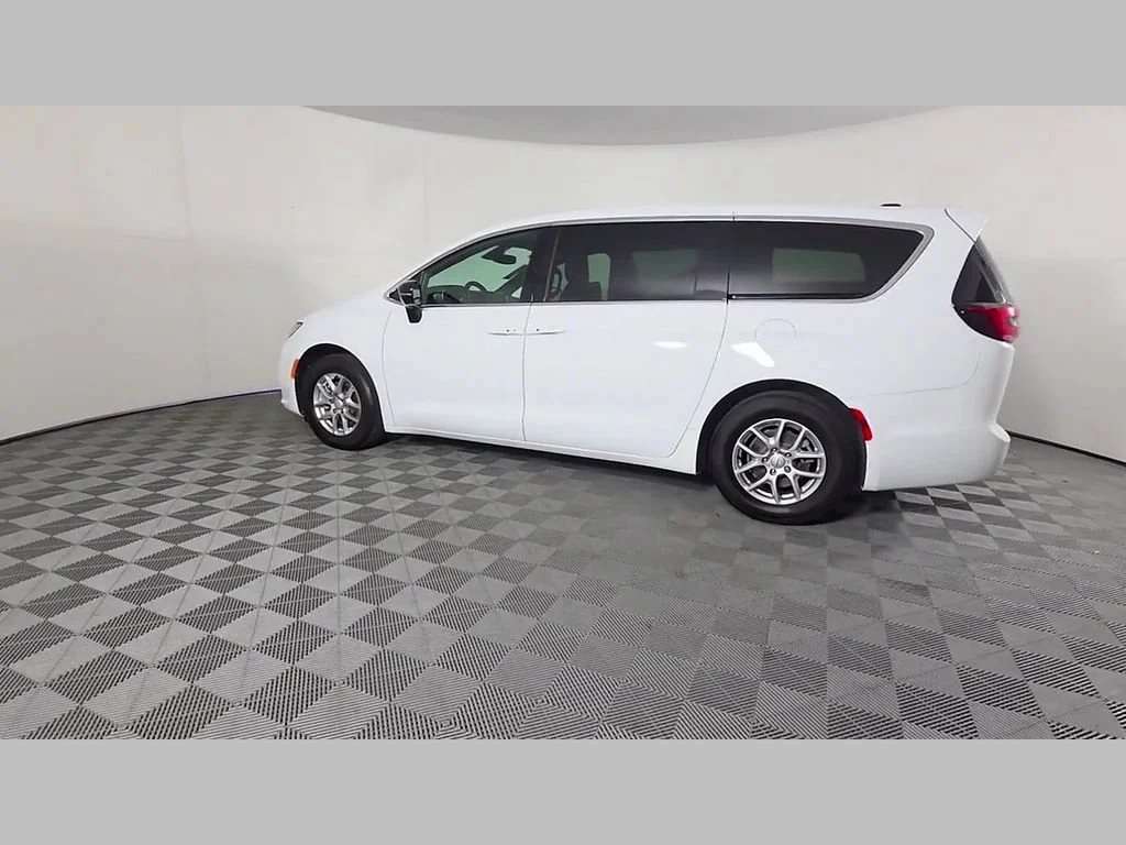 New 2026 Bright White Clear-Coat Exterior Paint Chrysler Select image 32