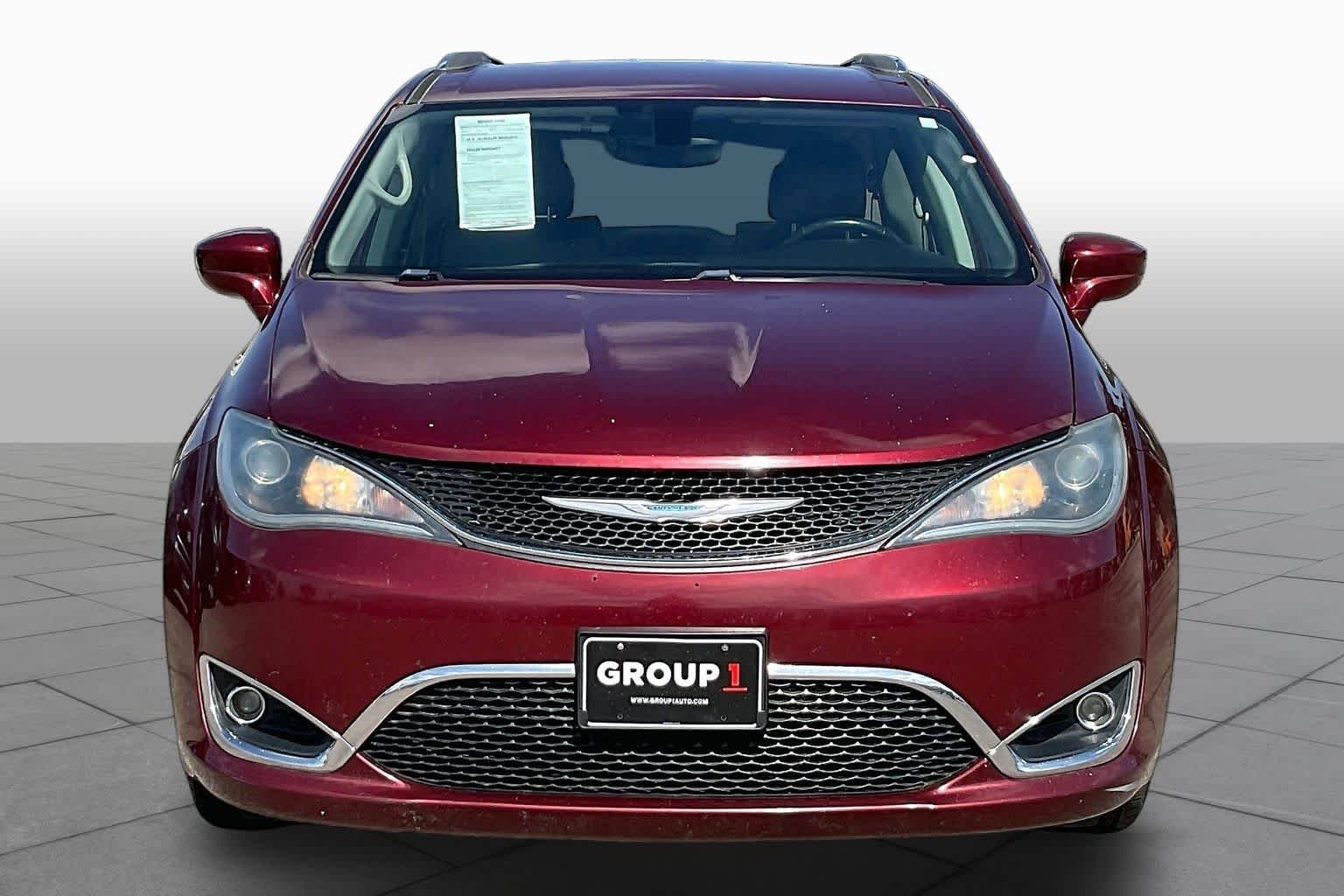 Used 2018 Velvet Red Pearlcoat Chrysler Touring L image 4