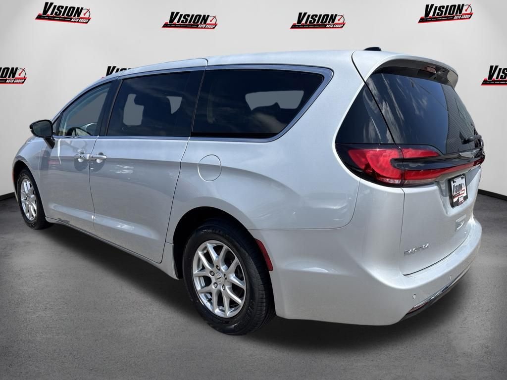 Used 2024 Silver Chrysler Touring L image 9