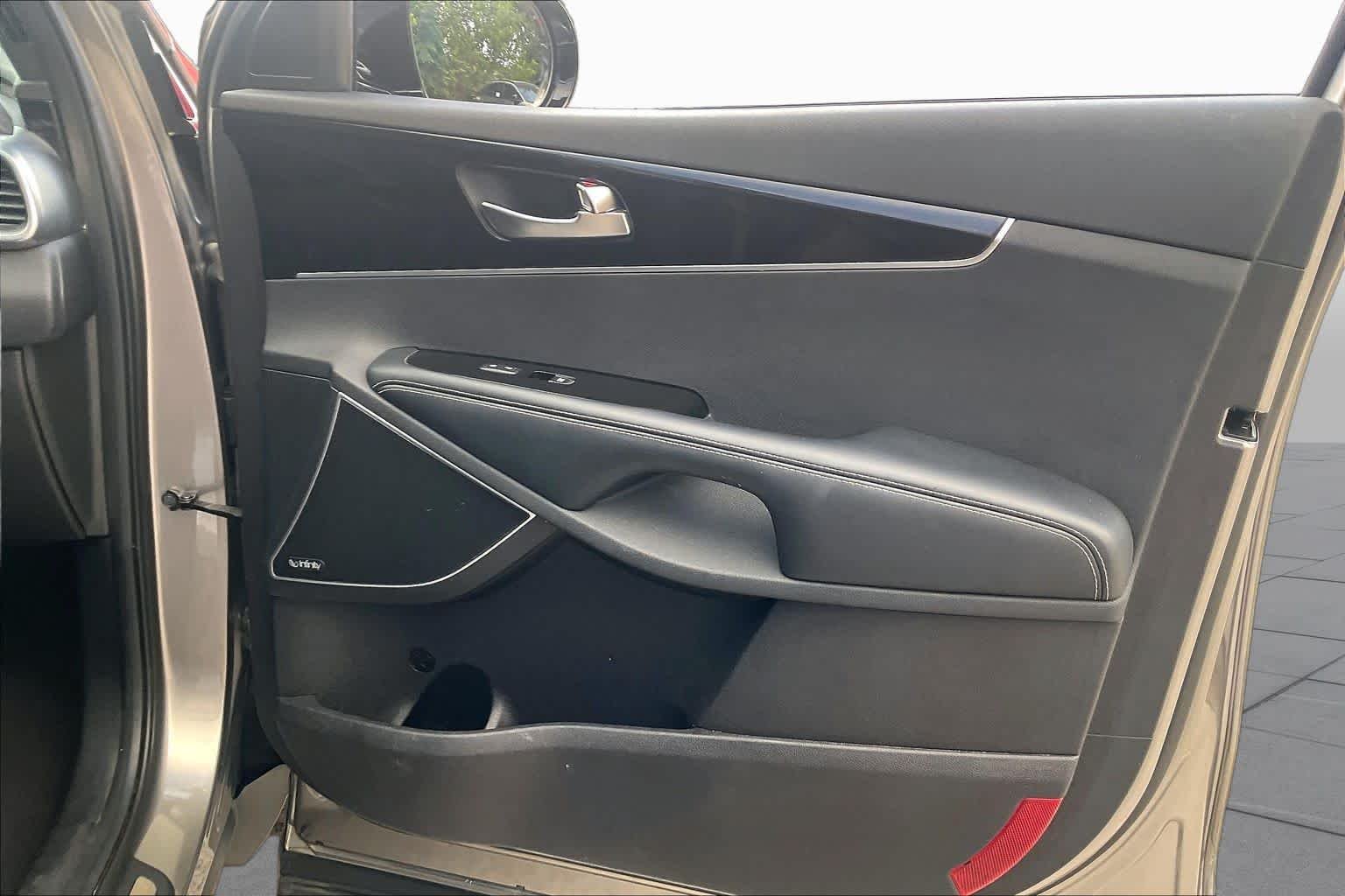 Used 2016 Titanium Silver Kia SXL image 23