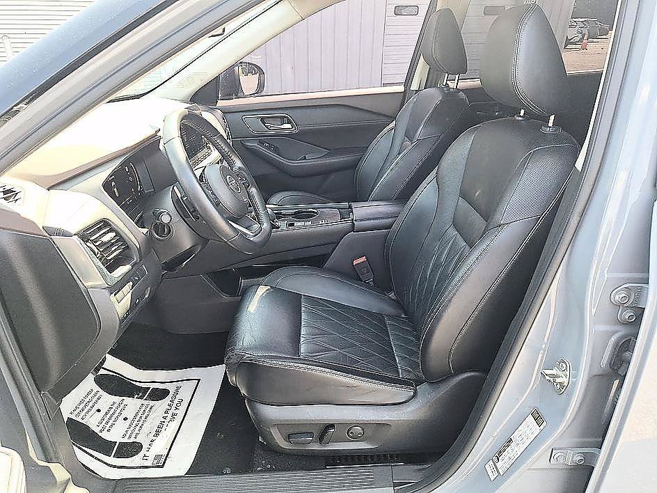 Certified Used 2021 Boulder Gray Pearl/Super Black Nissan Platinum image 11