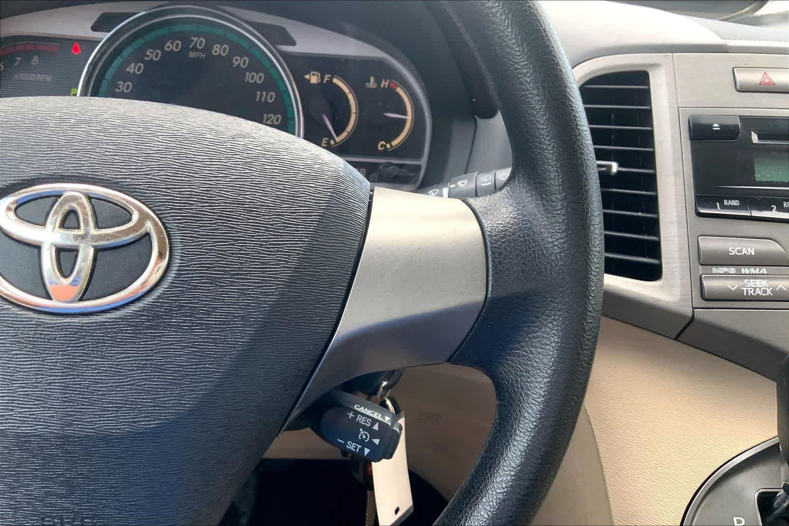 Used 2009 Tropical Sea Metallic Toyota  image 23