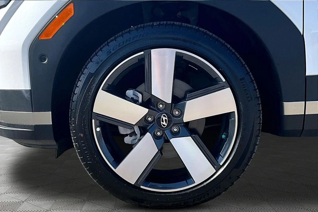 2025 Hyundai Santa Fe Limited - Photo 9