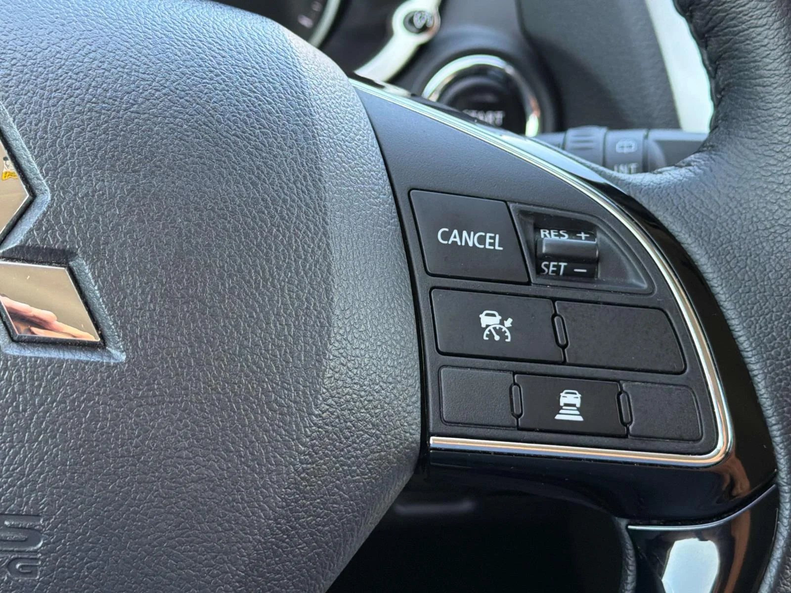 Used 2025 White Diamond Mitsubishi SE image 23