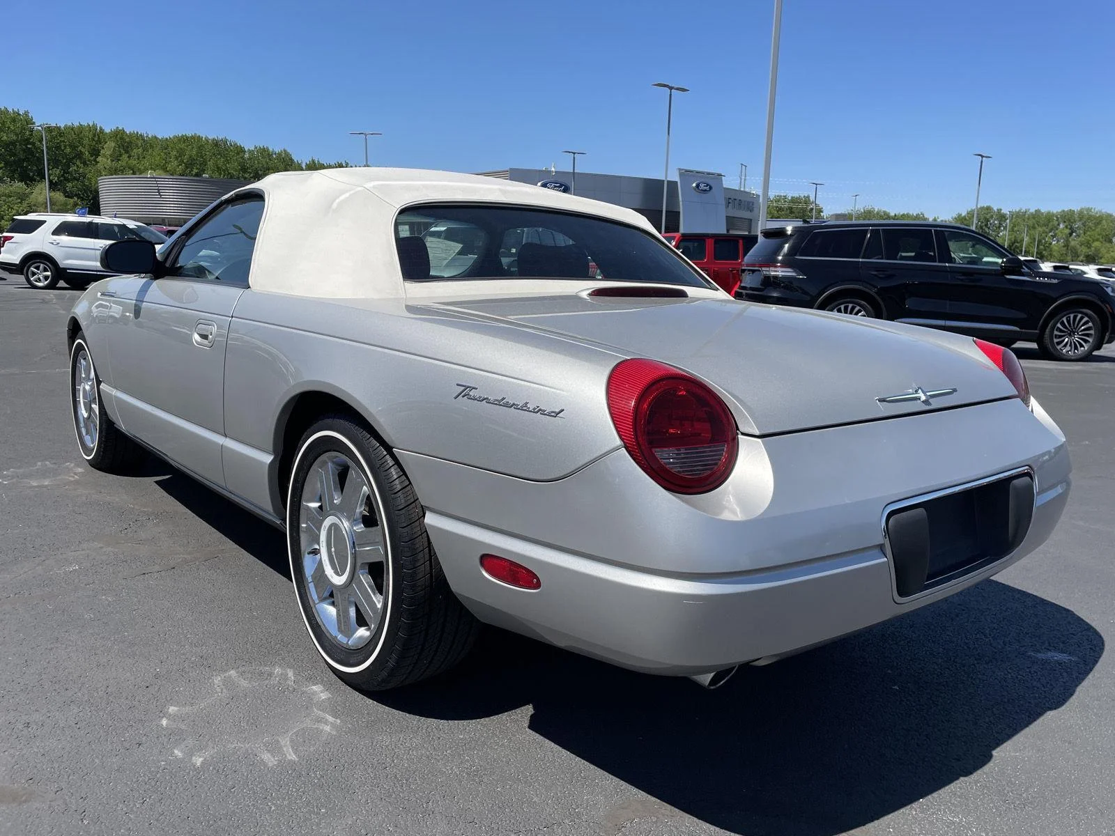 Used 2005 Platinum Silver Ford Deluxe image 3