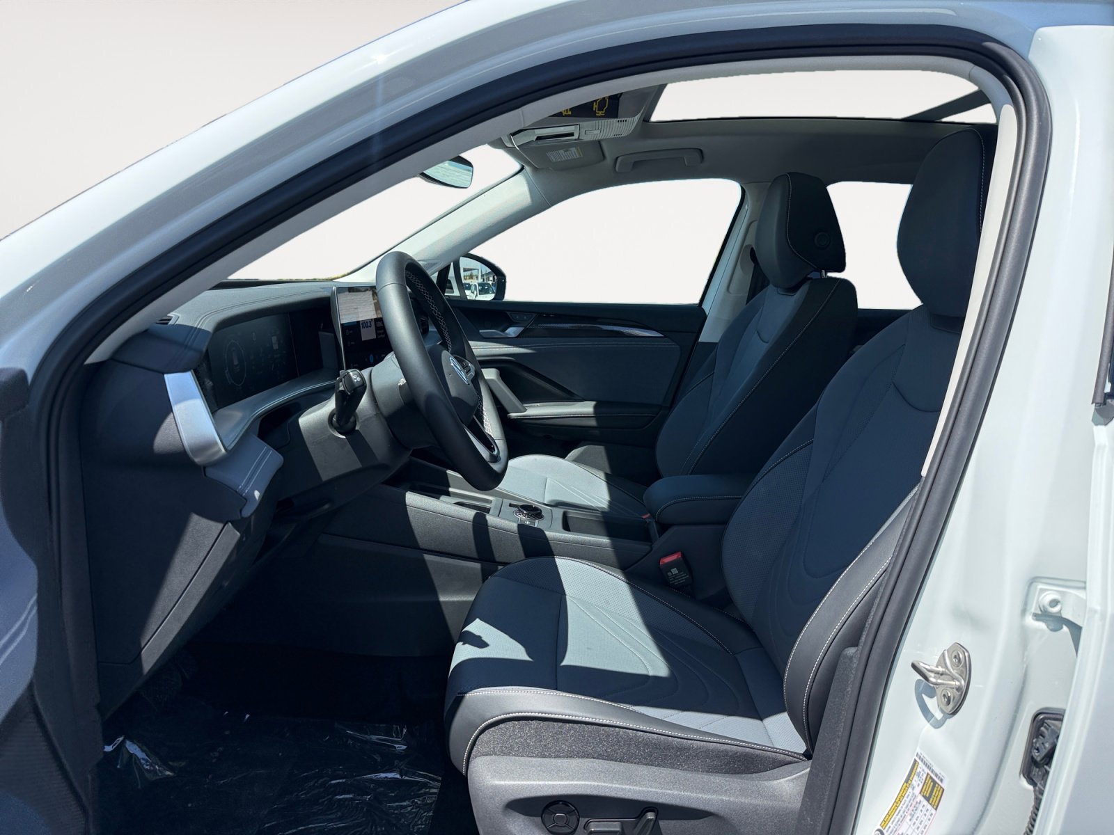 New 2026 Pure White Volkswagen SE image 10
