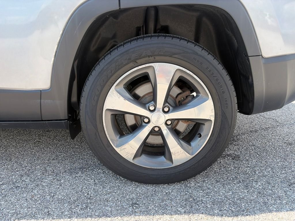 Used 2019 Silver Jeep Limited image 43